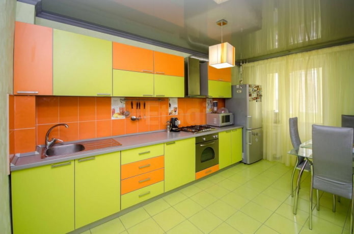 keukeninterieur in oranje en groene tinten