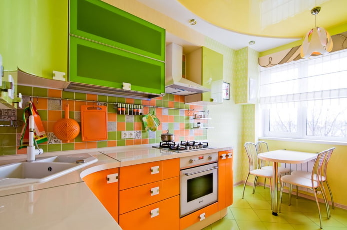 keukeninterieur in oranje en groene tinten