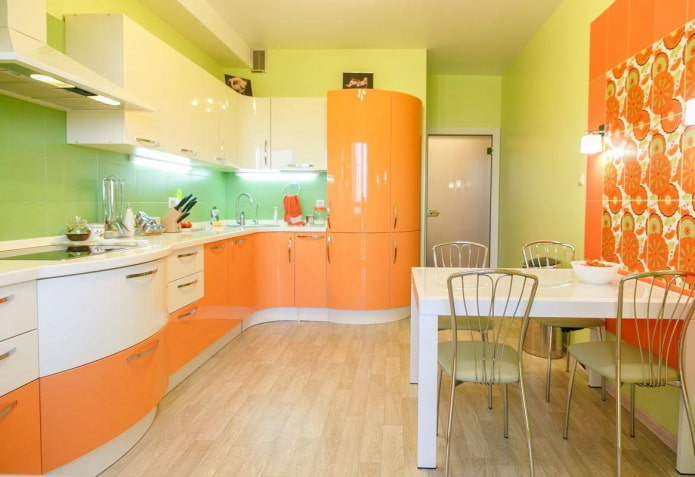 keukeninterieur in oranje en groene tinten