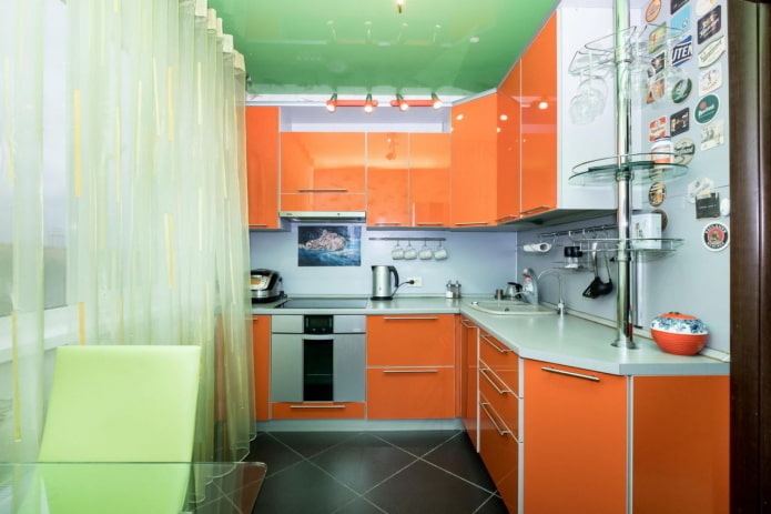 keukeninterieur in oranje en groene tinten