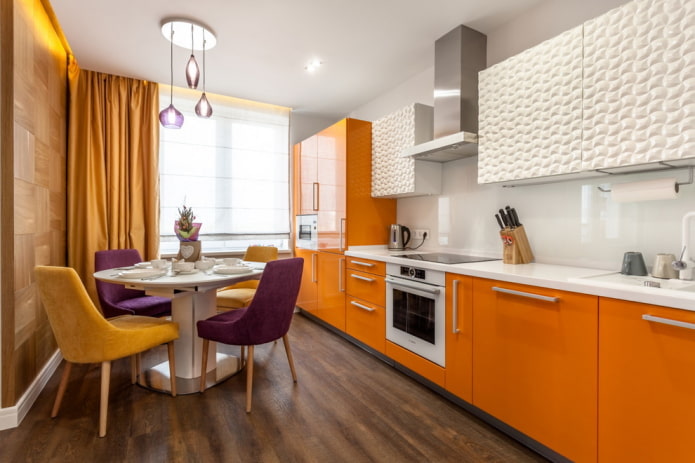 gordijnen in het keukeninterieur in oranje tinten