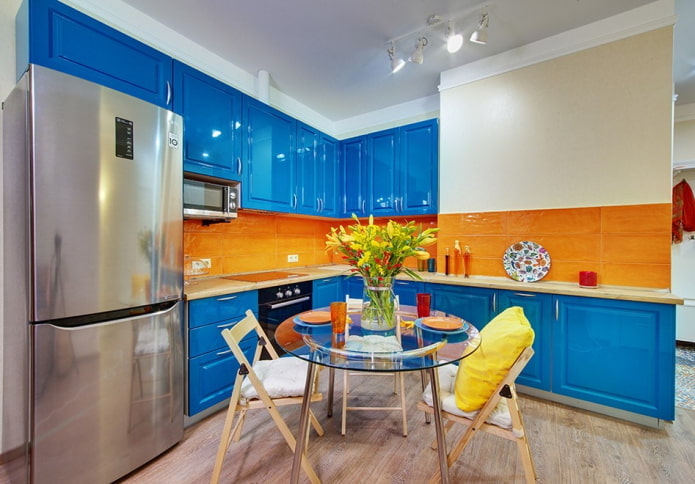 azuurblauw en oranje