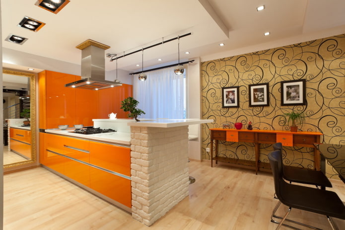 behang in het keukeninterieur in oranje tinten
