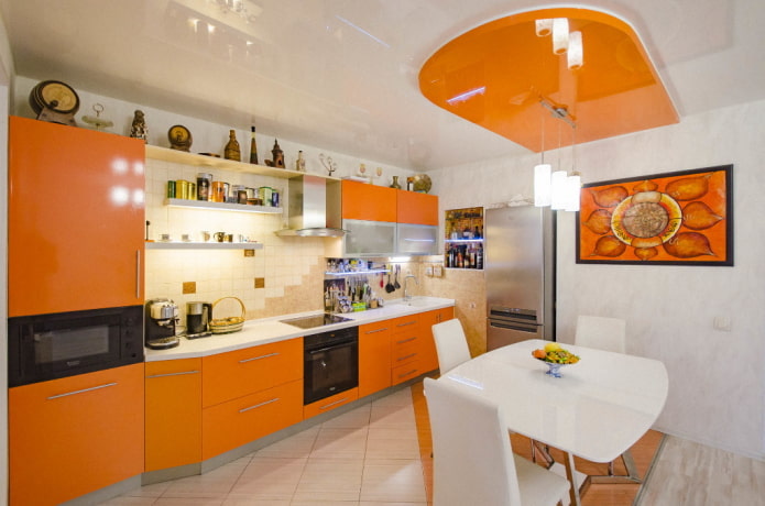 decoratie in het keukeninterieur in oranje tinten