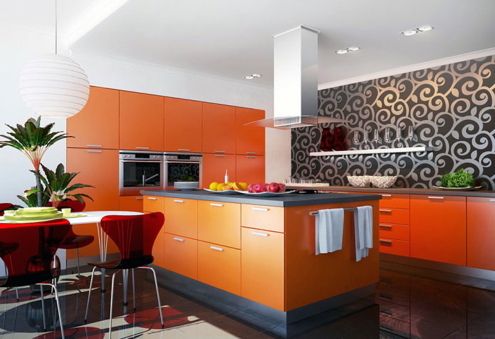 behang in het keukeninterieur in oranje tinten