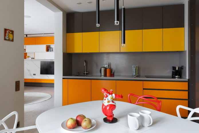 decoratie in het keukeninterieur in oranje tinten