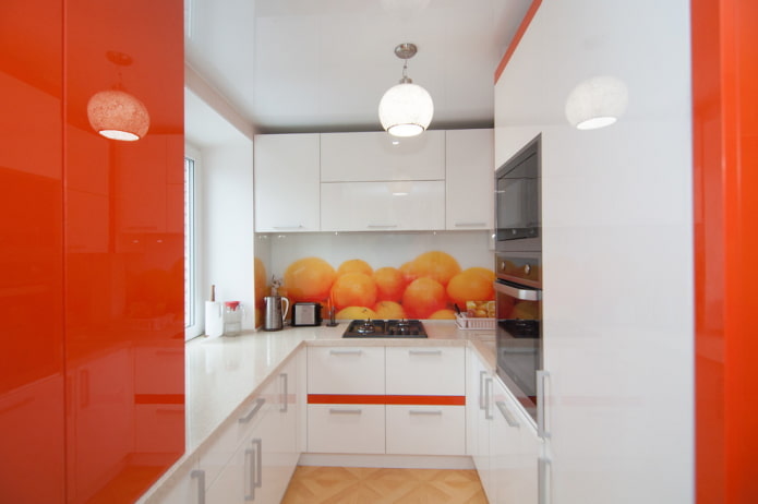 schort in het keukeninterieur in oranje tinten