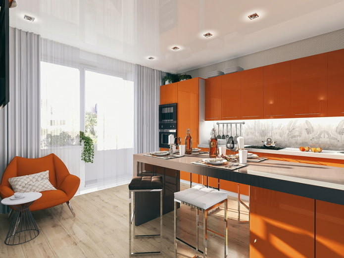 gordijnen in het keukeninterieur in oranje tinten