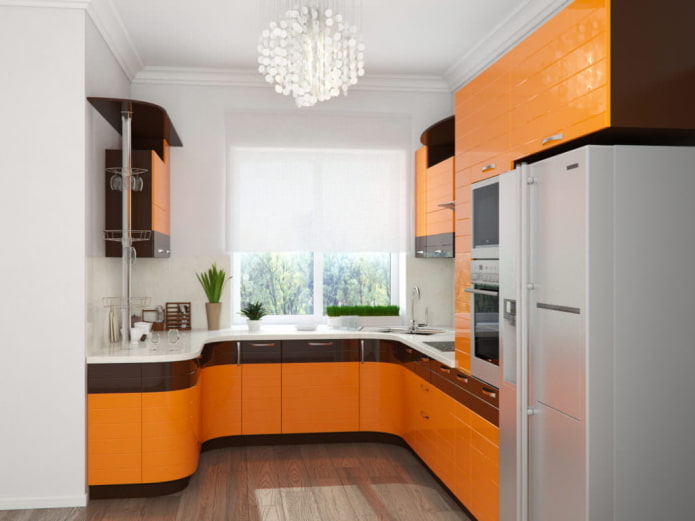 gordijnen in het keukeninterieur in oranje tinten
