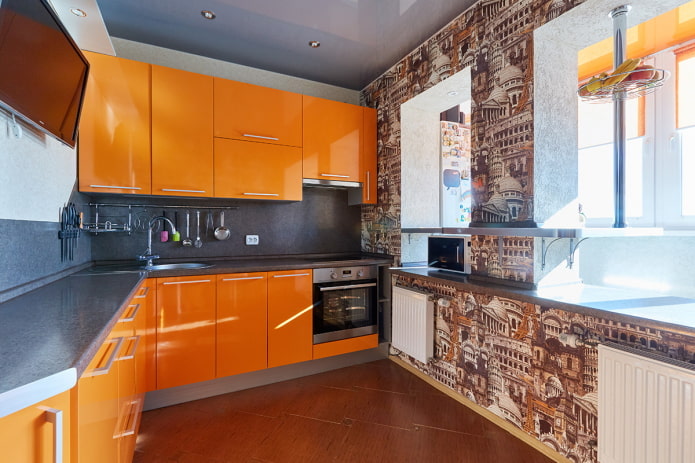 behang in het keukeninterieur in oranje tinten