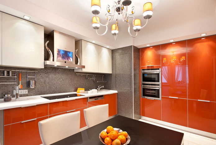 schort in het keukeninterieur in oranje tinten