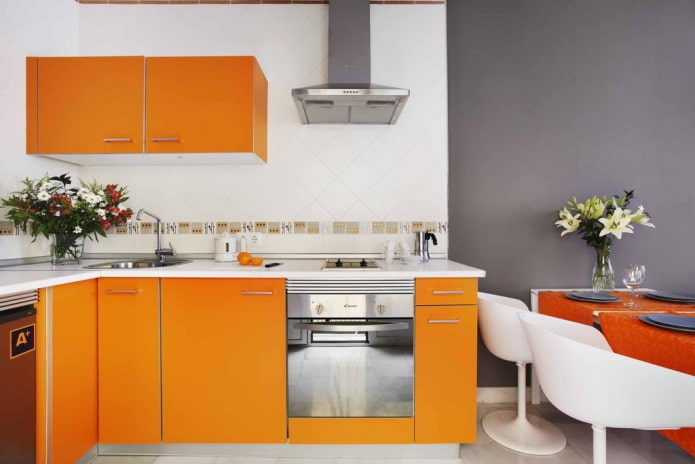 decoratie in het keukeninterieur in oranje tinten
