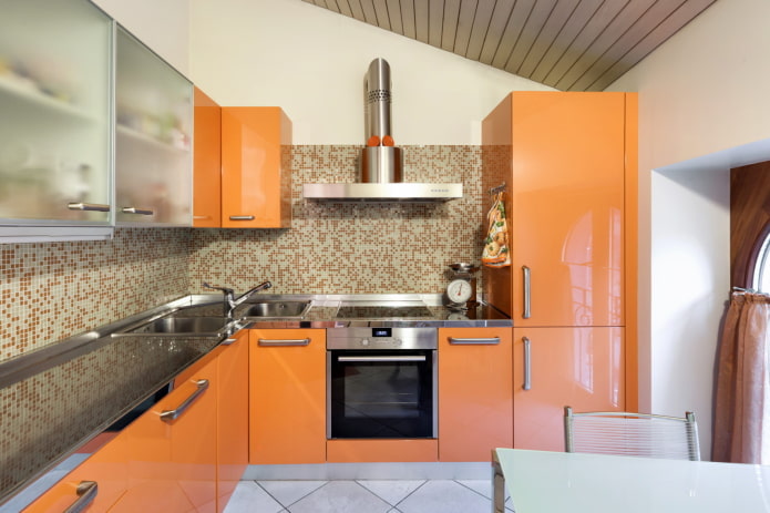 schort in het keukeninterieur in oranje tinten