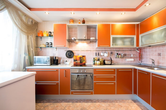inrichting in het keukeninterieur in oranje tinten