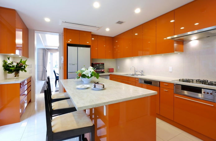 werkblad in het keukeninterieur in oranje tinten