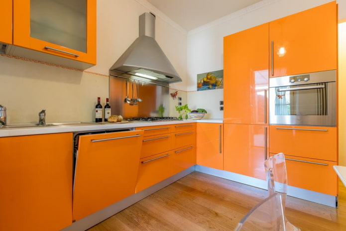 meubels en apparatuur in het keukeninterieur in oranje tinten