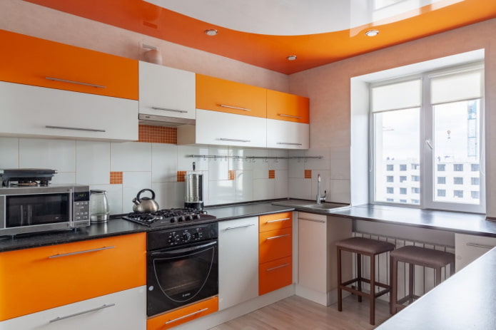 gordijnen in het keukeninterieur in oranje tinten