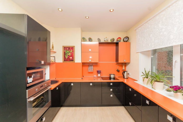 gordijnen in het keukeninterieur in oranje tinten