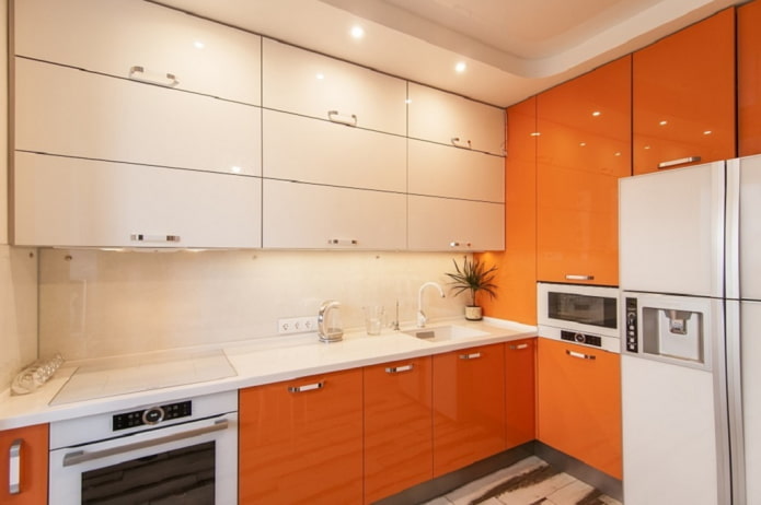 hoekkeuken in oranje tinten