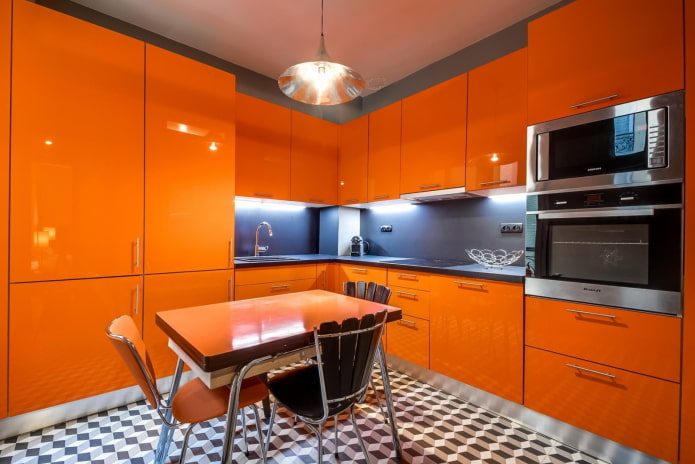 keukeninterieur in grijsoranje tinten