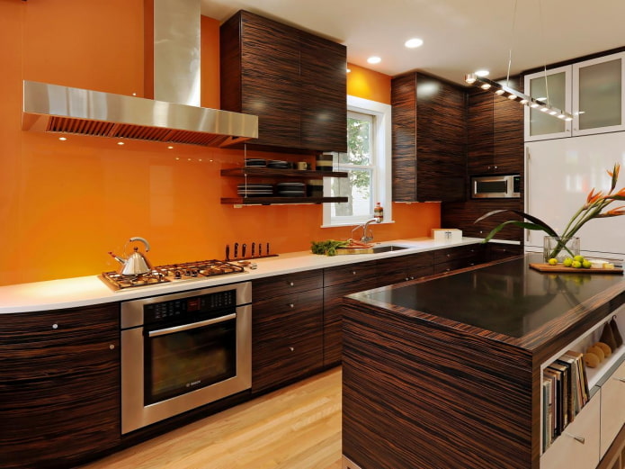 keukeninterieur in oranje en bruine tinten