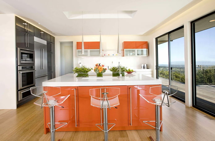 meubels en apparatuur in het keukeninterieur in oranje tinten