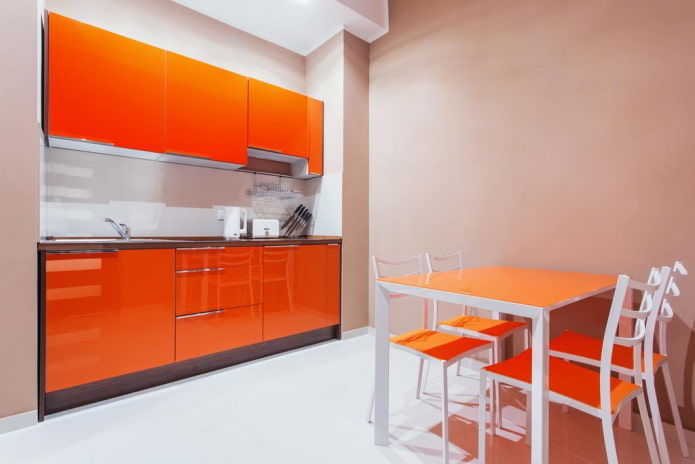 keukeninterieur in beige en oranje tinten