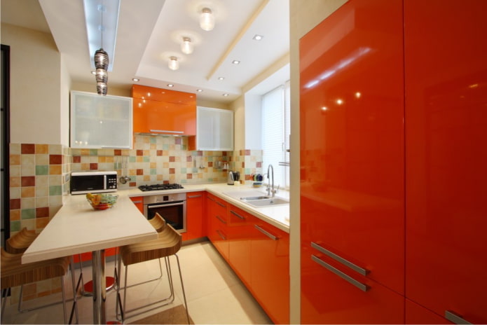 meubels en apparatuur in het keukeninterieur in oranje tinten