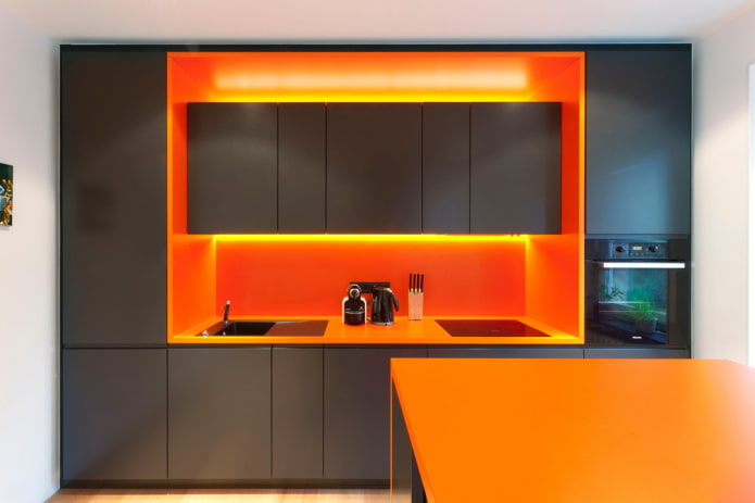 keukeninterieur in zwart-oranje tinten