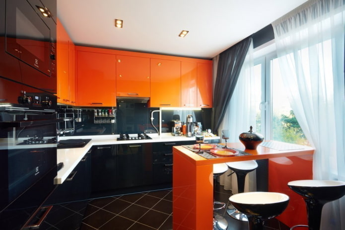 gordijnen in het keukeninterieur in oranje tinten