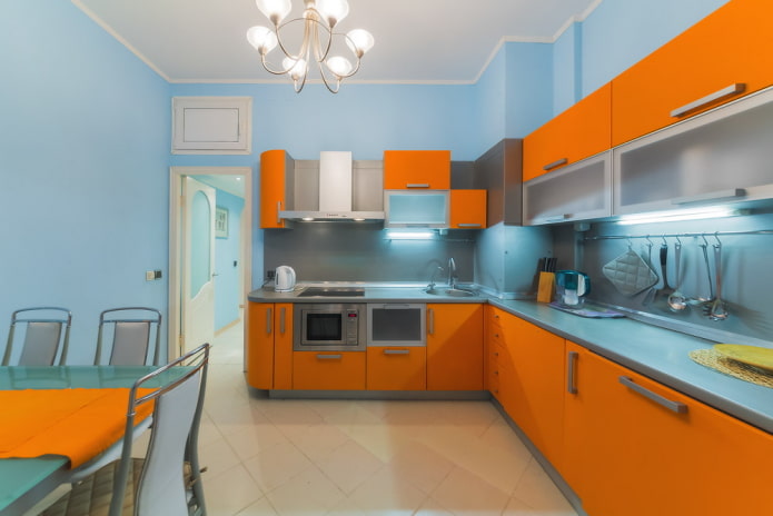 keukeninterieur in oranje en blauwe tinten