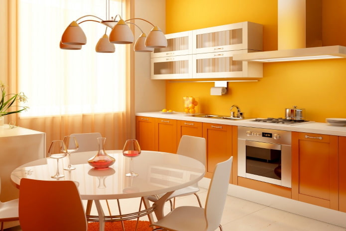 behang in het keukeninterieur in oranje tinten