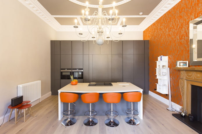 behang in het keukeninterieur in oranje tinten