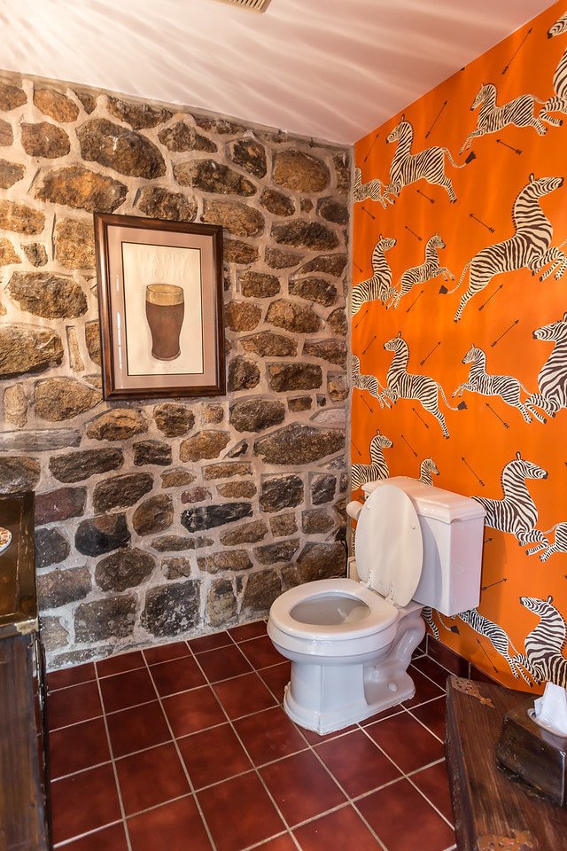 Helderoranje kleur op behang