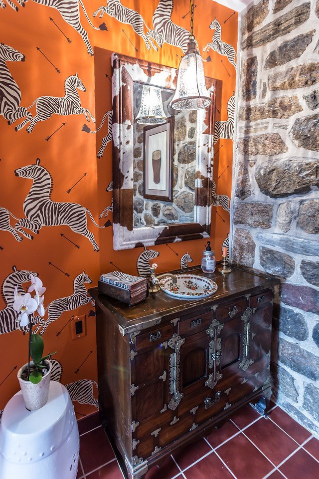 Helderoranje kleur op behang