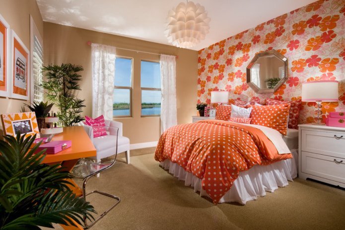 beige en oranje behang