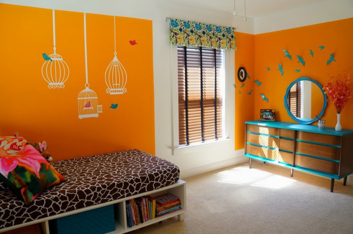 oranje kinderkamer met turquoise accenten