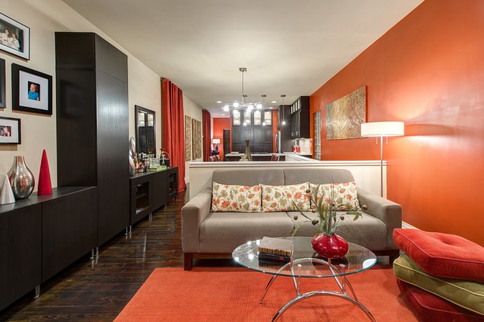 Moderne stijl in de woonkamer met een oranje muur
