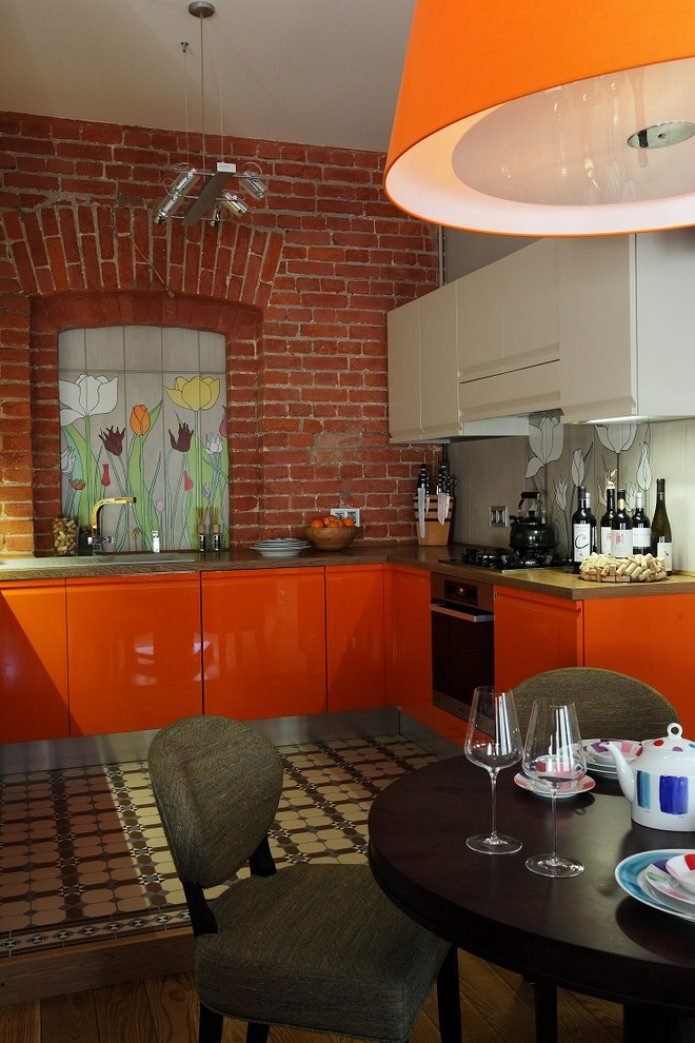 loft keukeninterieur met oranje meubels
