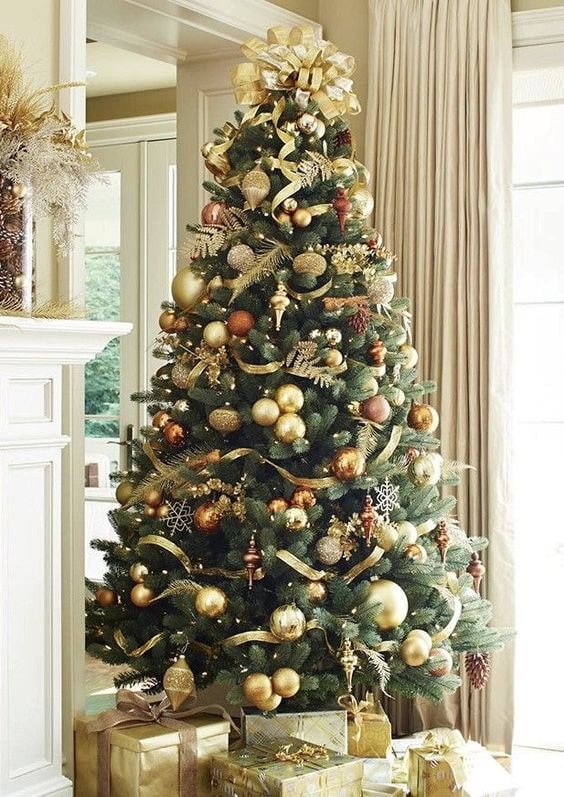 Een boom zonder kerstversiering