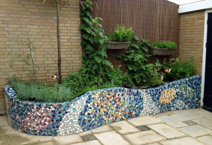 Bloemperkdecoratie met gebroken tegels