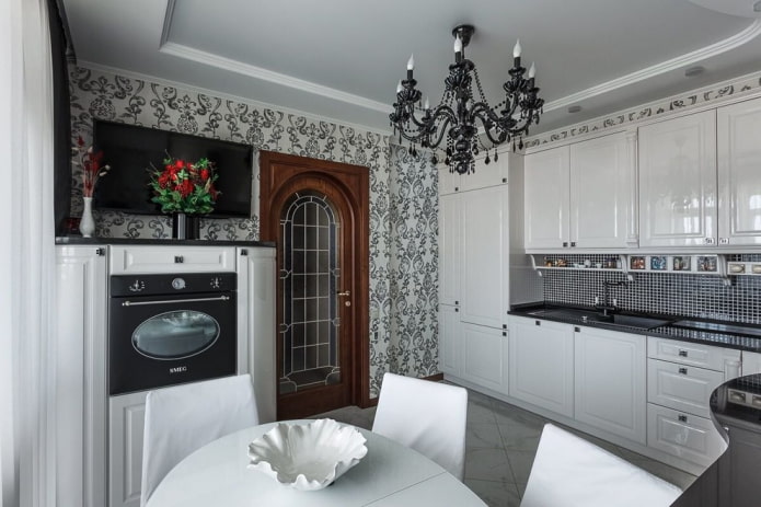 verlichting van een spanplafond in het interieur van een kleine keuken