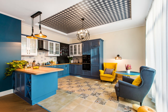 spanplafond met een kroonluchter in het interieur van de keuken