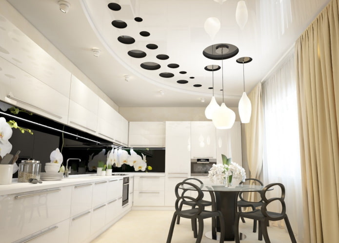 spanplafond met een kroonluchter in het interieur van de keuken