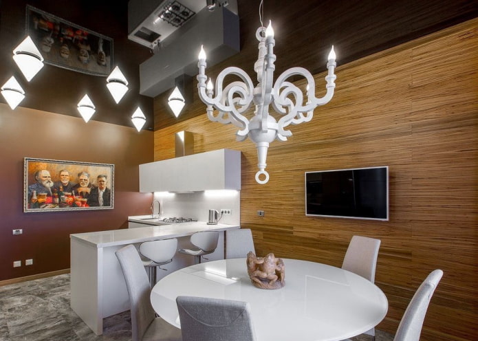 spanplafond met een kroonluchter in het interieur van de keuken