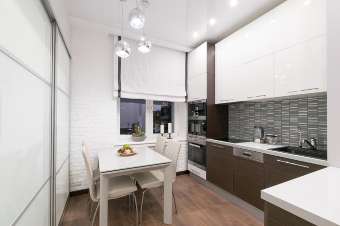 verlichting van een spanplafond in het interieur van een kleine keuken