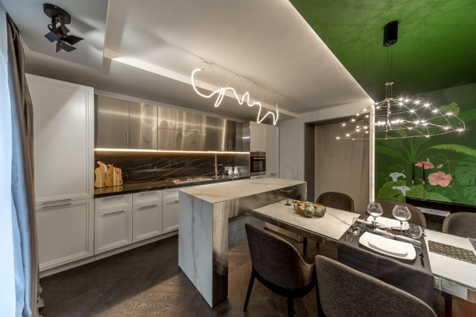 spanplafond met zoneverlichting in de keuken