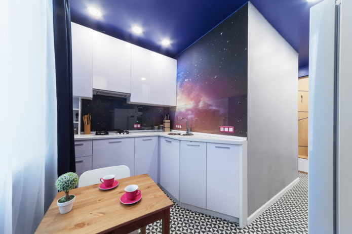 spots op een spanplafond in het keukeninterieur