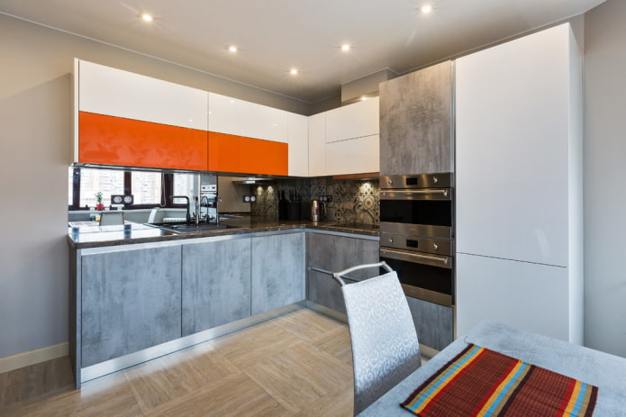 spots op een spanplafond in het interieur van de keuken