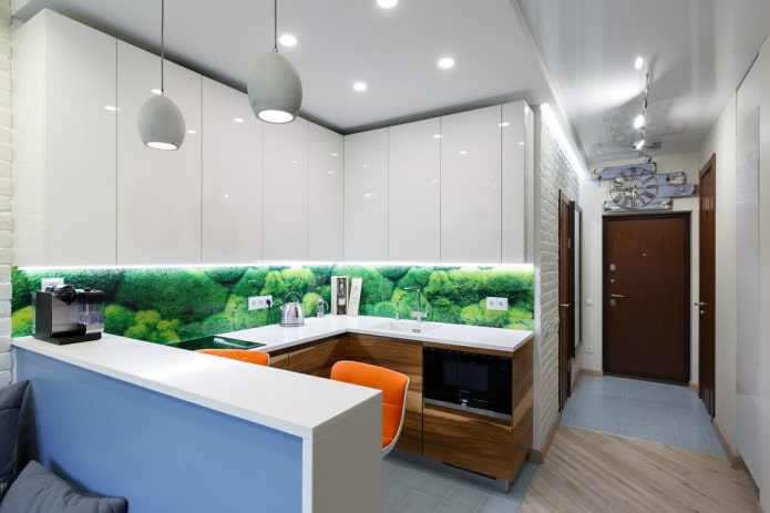 verlichting van een spanplafond in het interieur van een kleine keuken